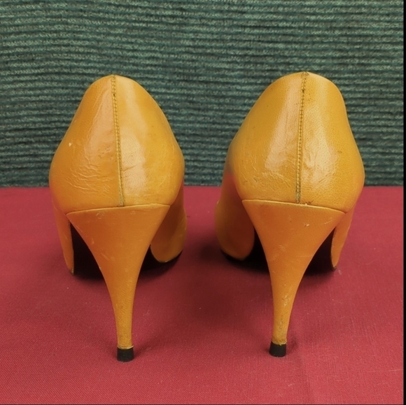 Sasha London Mustard Color Leather Pumps - Picture 6 of 13